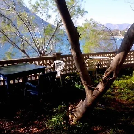 Waterfront Entire Beach House Below Geriakos Crag Semesterbostad