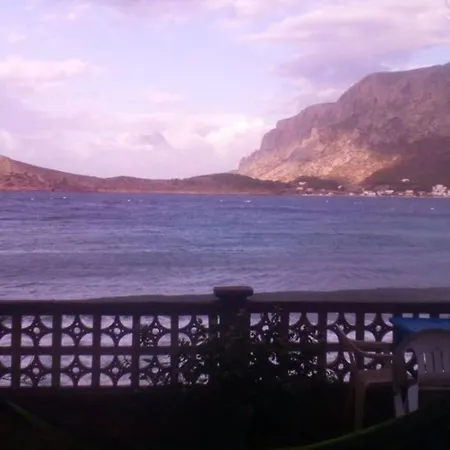Waterfront Entire Beach House Below Geriakos Crag Semesterbostad *