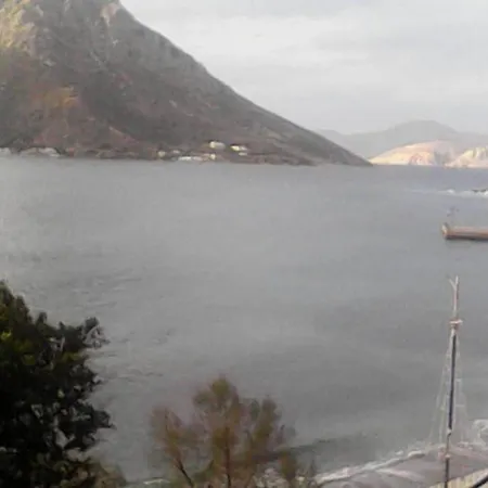 Semesterbostad Waterfront Entire Beach House Below Geriakos Crag