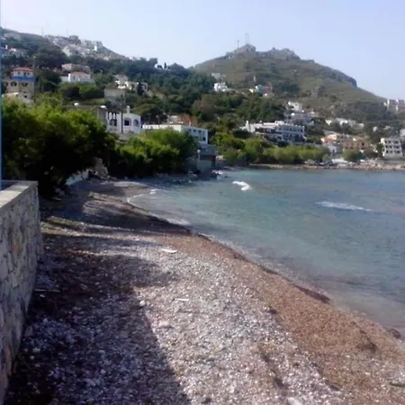 別荘 Waterfront Entire Beach House Below Geriakos Crag *