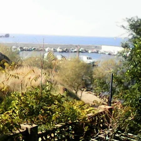 Waterfront Entire Beach House Below Geriakos Crag 別荘