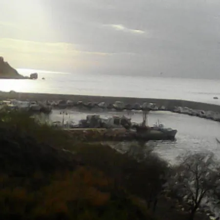 Waterfront Entire Beach House Below Geriakos Crag 別荘